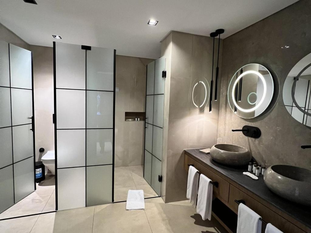 ホテル Panagia Premier トラブゾン エクステリア 写真 Bathroom with a walk-in shower