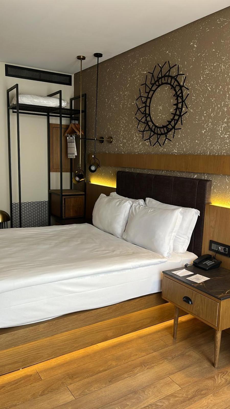 ホテル Panagia Premier トラブゾン エクステリア 写真 A bed with two pillows
